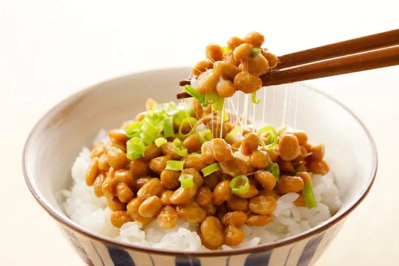 Odkryj tajemnice natto: jak smakuje to japońskie superfood?