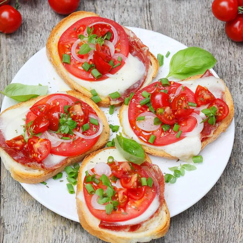 Pyszna bruschetta z pomidorami i mozzarellą – prosto i wyjątkowo smacznie!