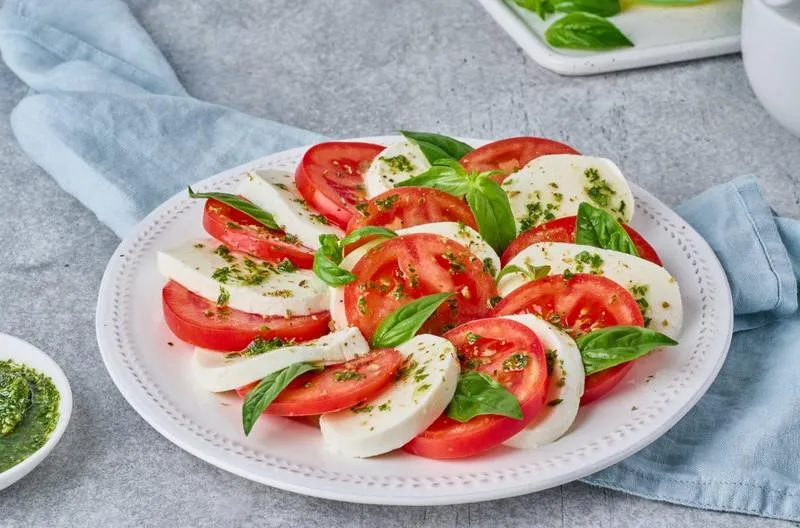 Pyszne połączenie: jak zrobić pomidory z mozzarellą w kilku prostych krokach