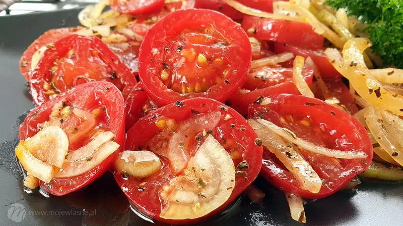 Pysznie i łatwo: Jak zamarynować pomidory na zimę