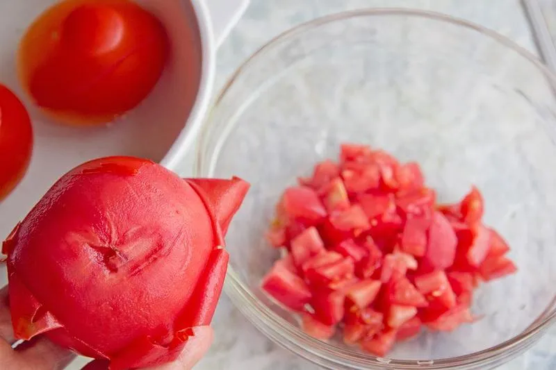 Szybki sposób na to, jak sparzyć pomidory w mikrofali