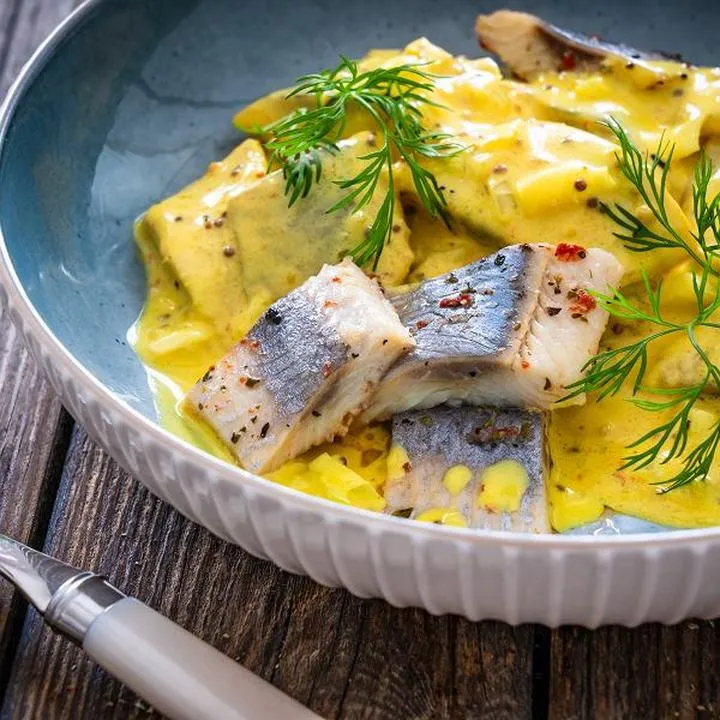 Jakie śledzie do sałatki