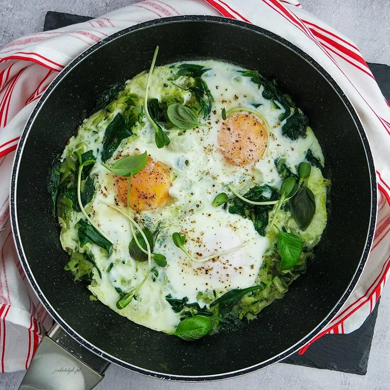 Szakszuka z pomidorami z puszki